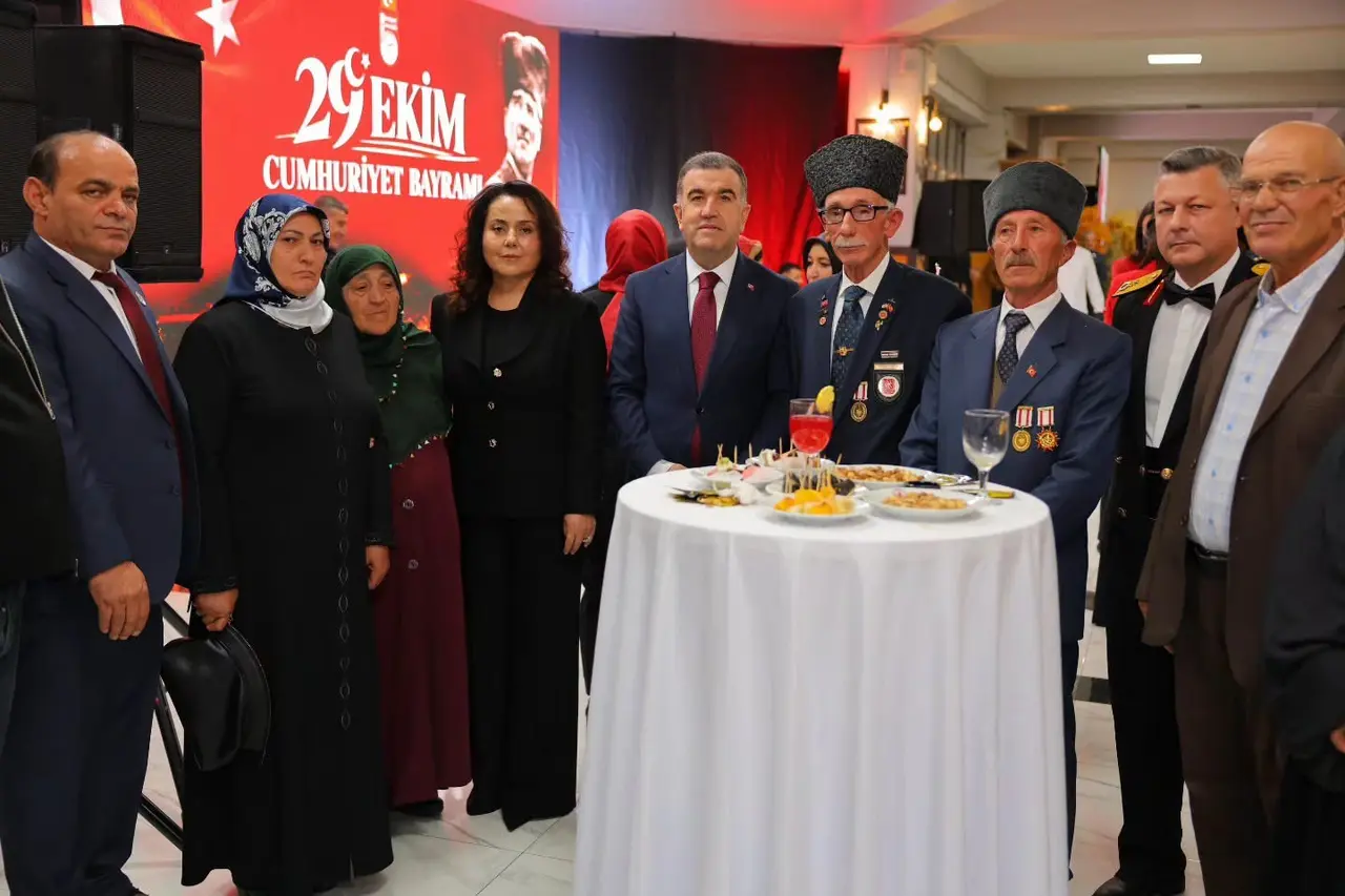 Bayburt’ta Cumhuriyet’in 103’üncü yılı dolayısıyla resepsiyon düzenlendi