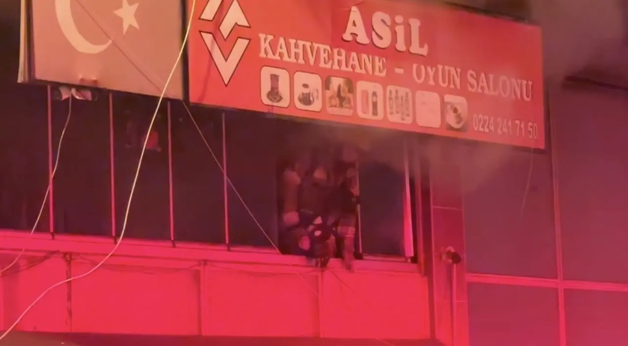 Kıraathanede gece yarısı çıkan yangın korkuttu