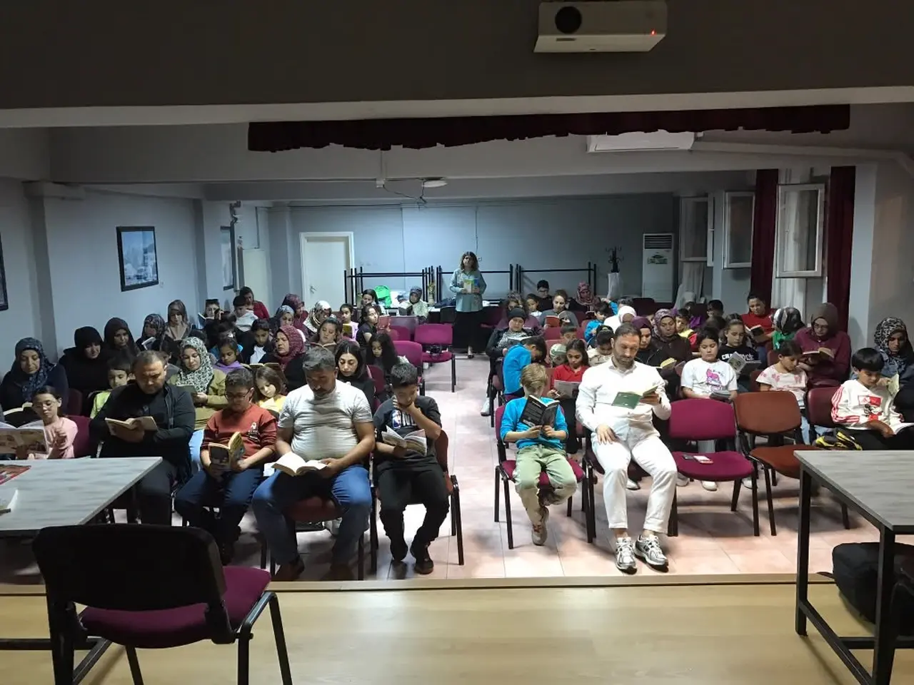 Kozan’da aileler çocuklarıyla birlikte ekranı kapatıp kitap okudu