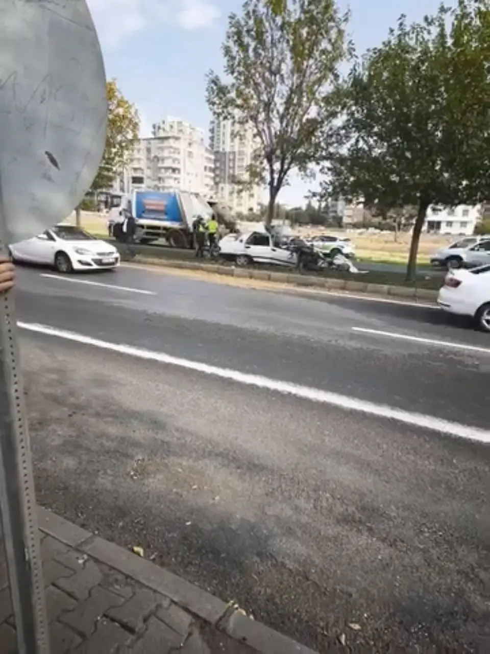 Siverek’te otomobil ağaca ok gibi saplandı: 3 yaralı