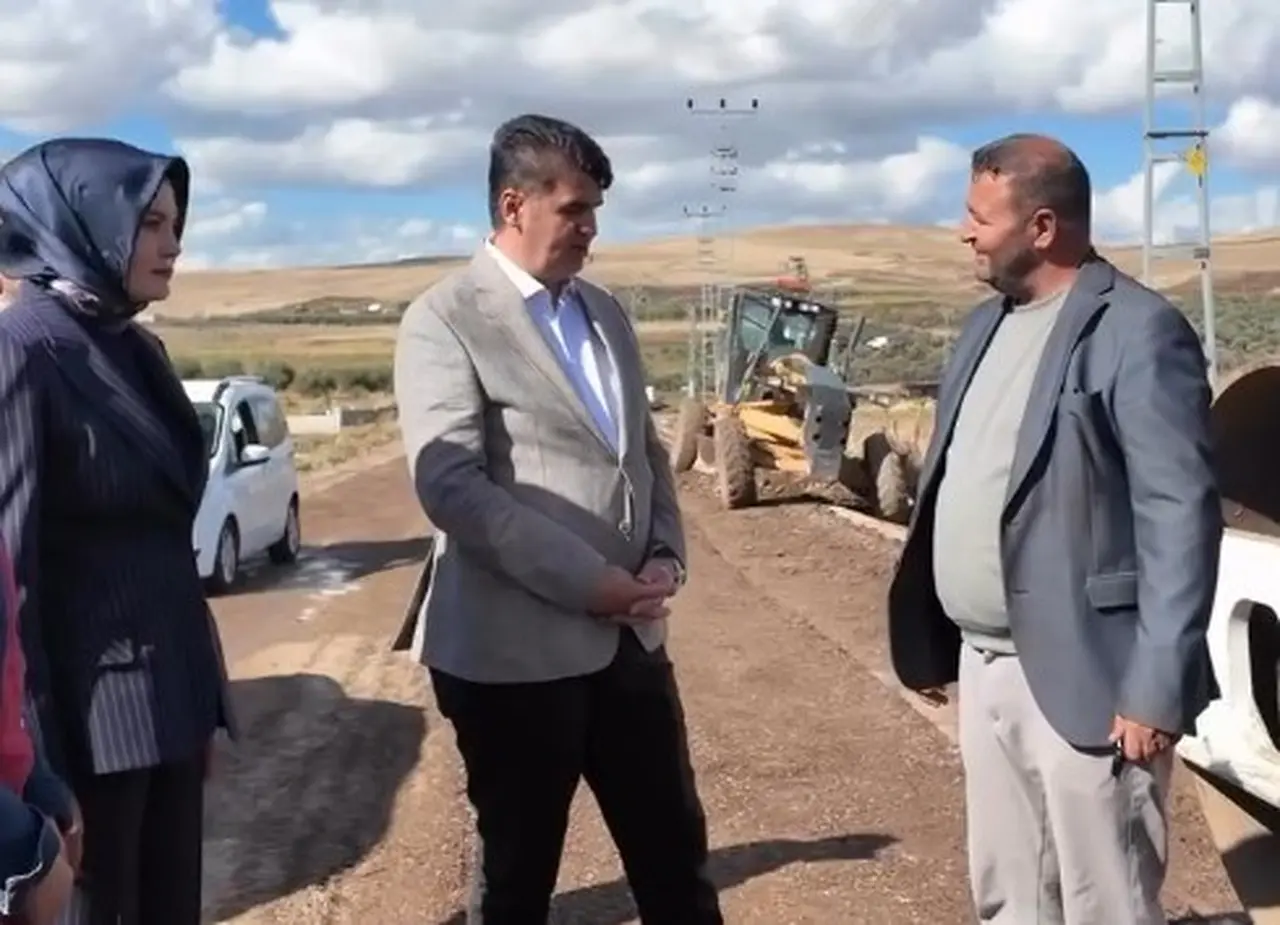 Kilis’te köy yollarında asfalt ve genişletme çalışmaları sürüyor