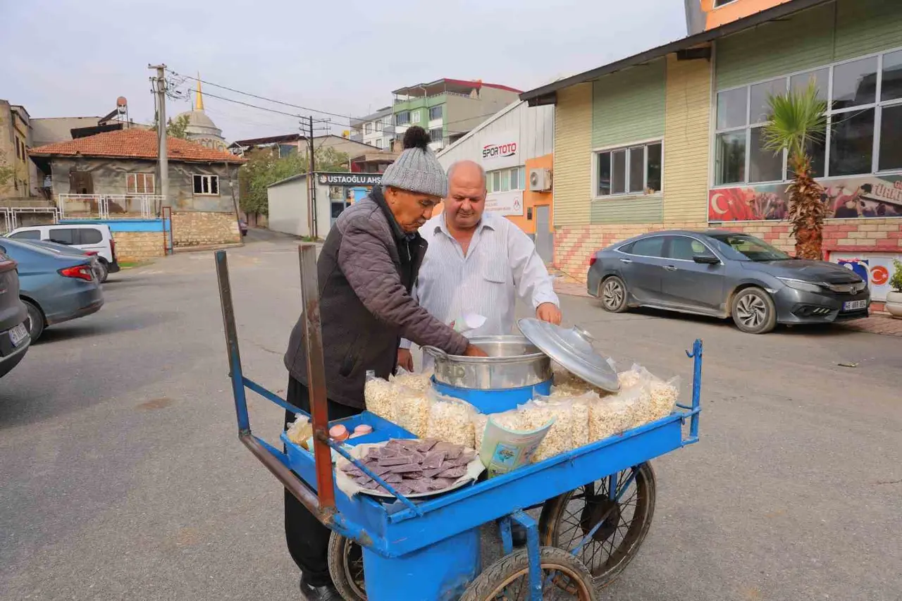 35 yıldır el arabasıyla sokak sokak dolaşıp nohut satıyor