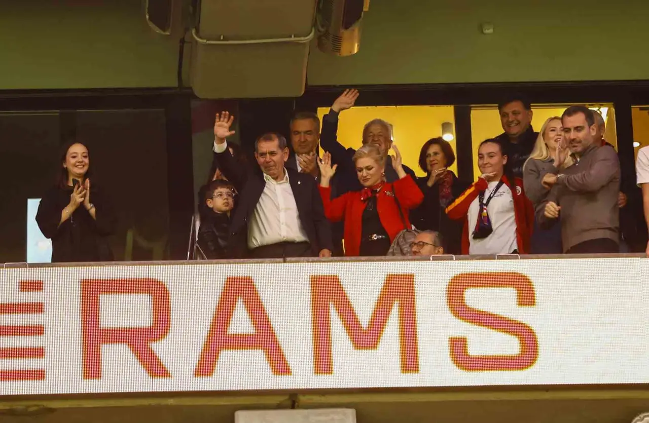 Galatasaraylı futbolcular galibiyeti taraftarıyla kutladı
