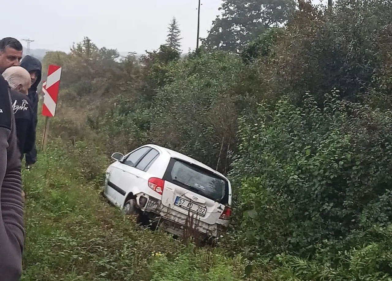 Sinop’ta otomobil şarampole uçtu: 4 yaralı