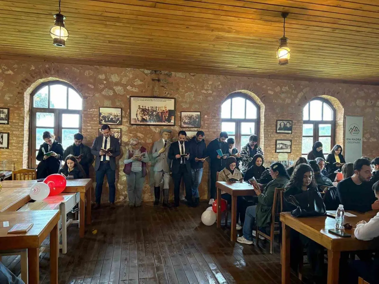 Üniversiteli öğrenciler tarihi Akbaş İlkokulunda kitap okudular