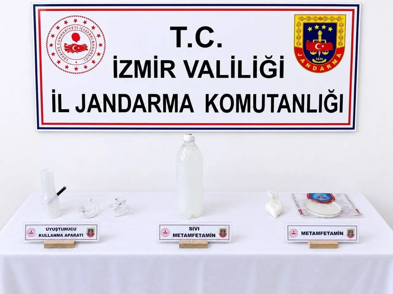 İzmir’de jandarmadan uyuşturucu operasyonu: Sıvı metamfetamin ele geçirildi