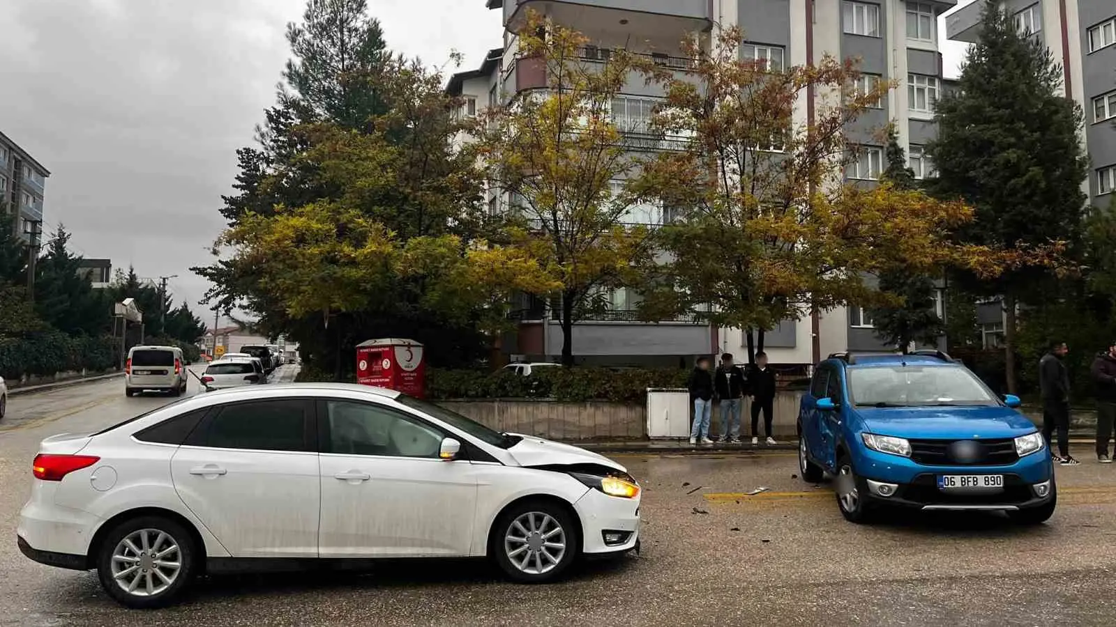 Ankara’da iki otomobil çarpıştı