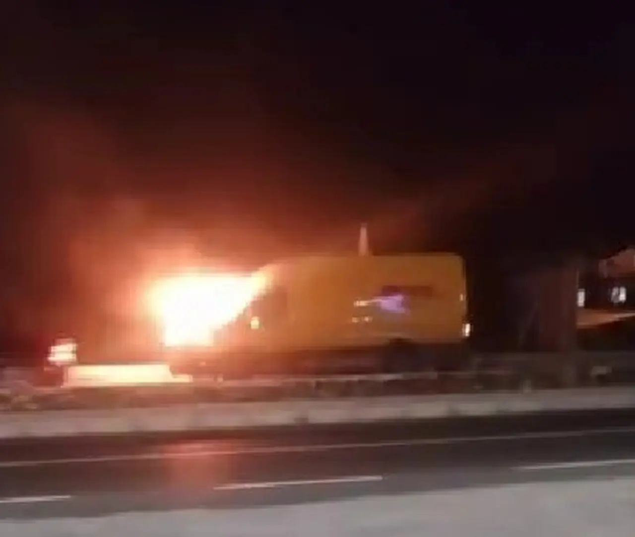 Denizli’de kargo aracı alev aldı