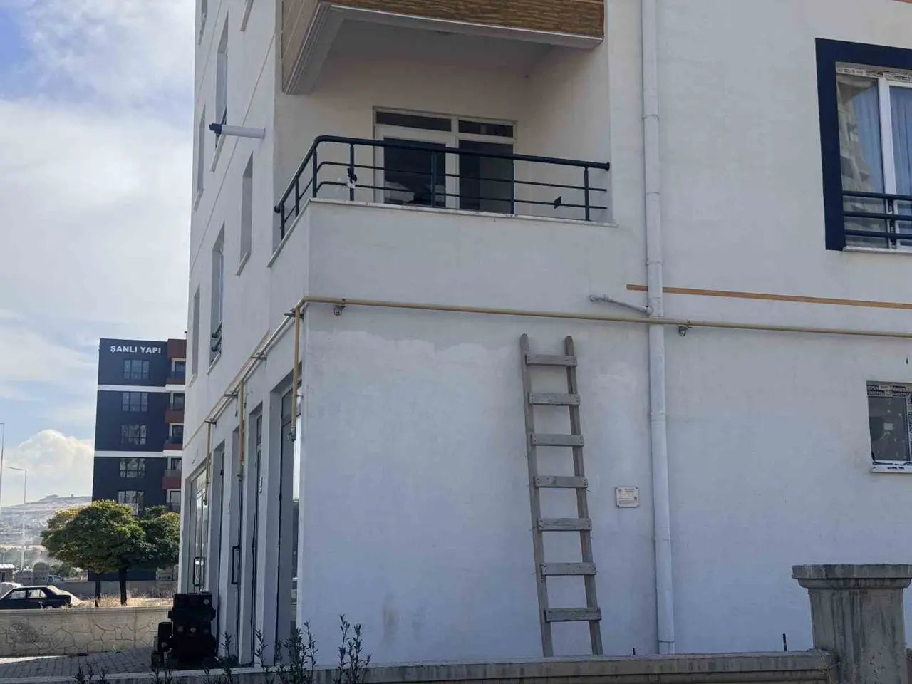Uzaklaştırma kararı bitti eve merdivenle girdi