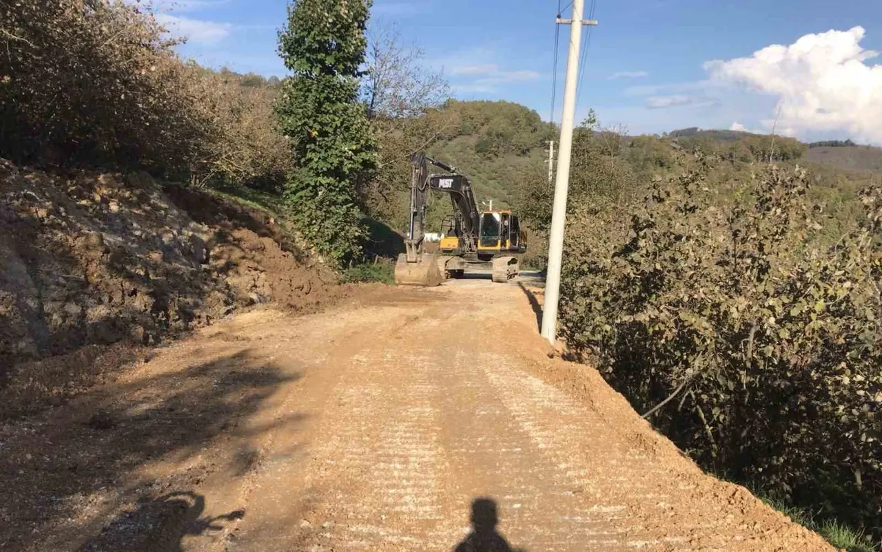 Düzce’de kayan köy yoluna müdahale edildi