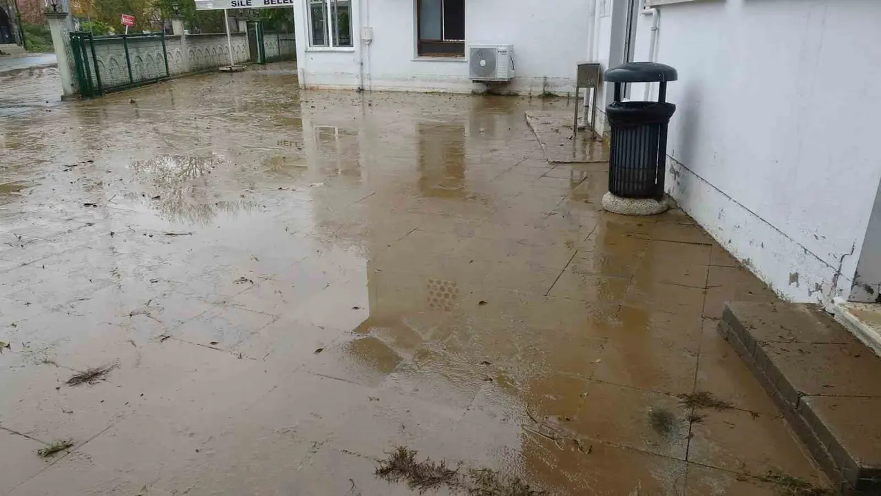 Şile’de taşan dere cami ve villaları su altında bıraktı