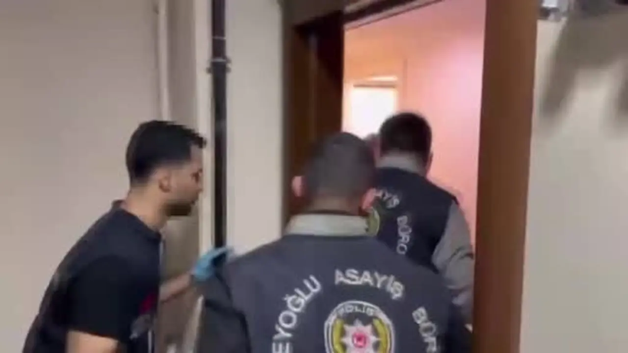 Beyoğlu’nda "parada sahtecilik" suçundan aranan firari uyuşturucu operasyonunda yakayı ele verdi