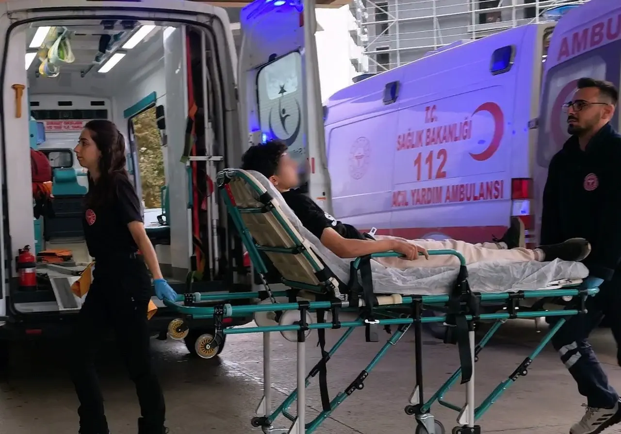 Karnına tel saplanan çocuk yaralandı