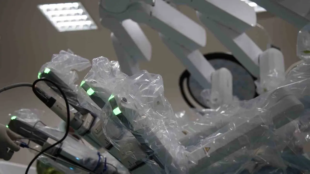 Muş’ta bin 400 kilometre uzaktan robotik rahim alma ameliyatı gerçekleştirildi