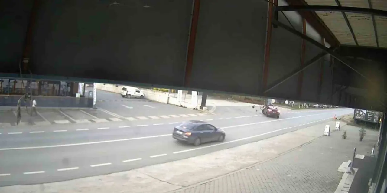 Motosiklet ile otomobil çarpıştı
