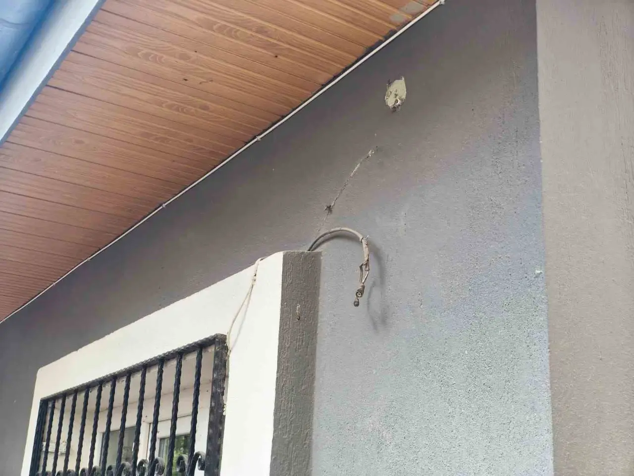 Muhtarlığın kamerasını söküp bahçeye attılar