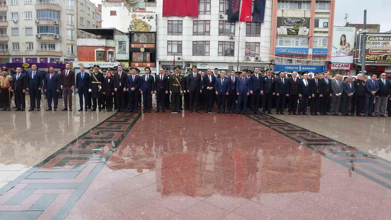 Kilis’te askerleri örnek alan çocuktan yürekleri ısıtan görüntü