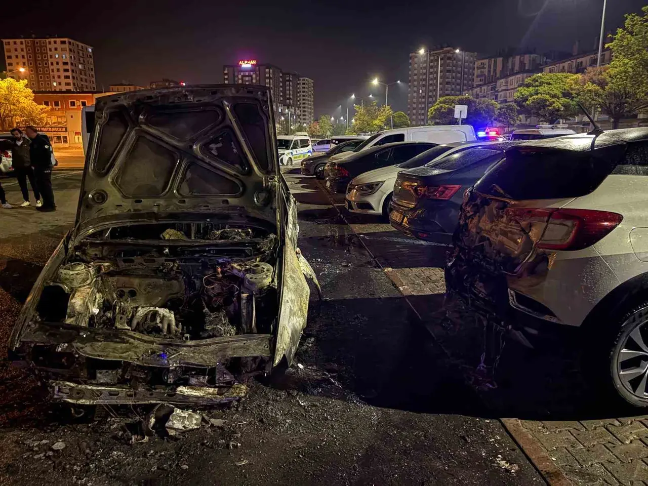 Kayseri’de kaza yapan otomobil alev aldı, park halindeki 3 araç zarar gördü: 1 yaralı