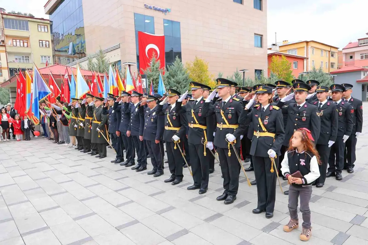 Bayburt’ta Cumhuriyet Bayramı kutlamaları çelenk sunumuyla başladı