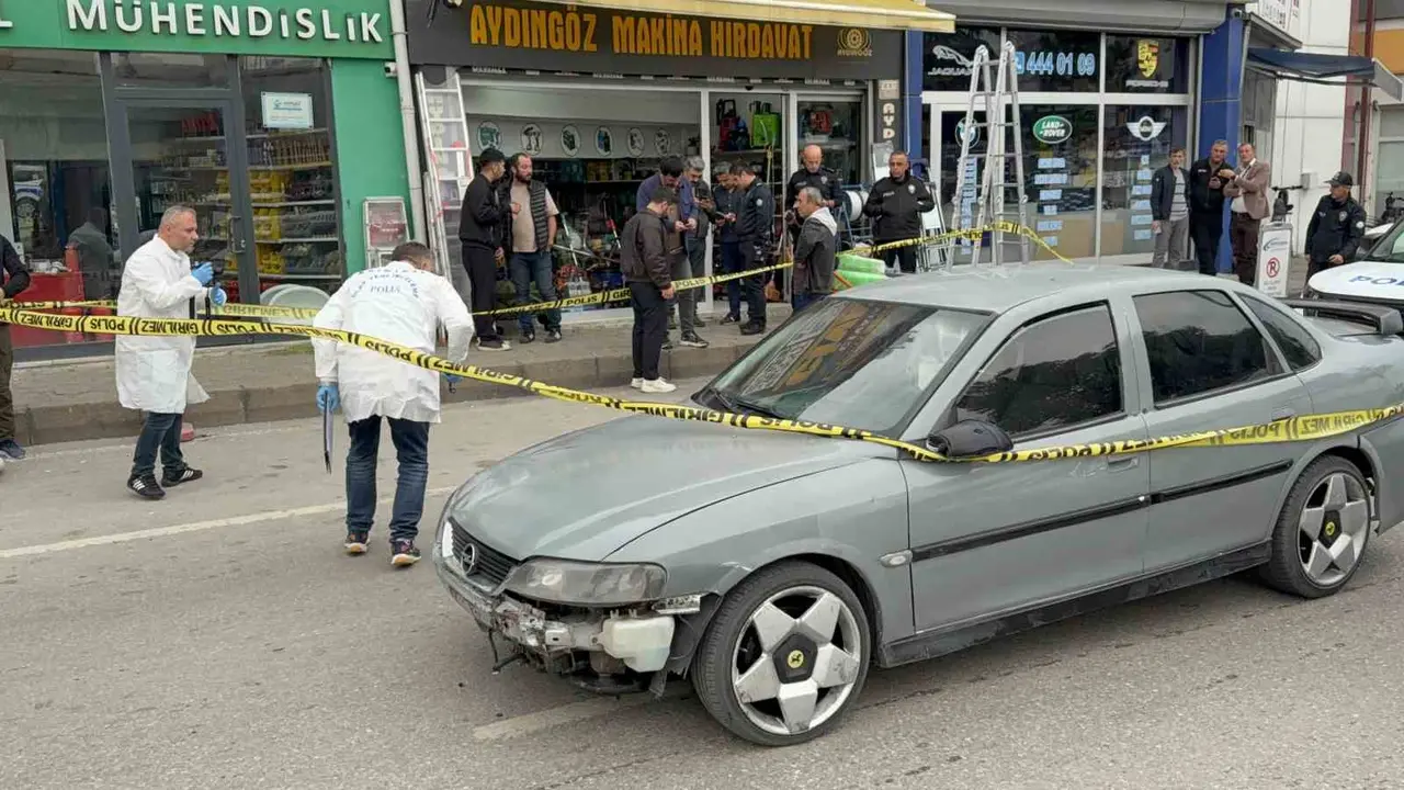 Önünü kestikleri şahsı bıçaklayıp aracının lastiklerini kestiler