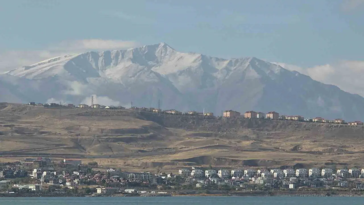 Van’da beyaz zirveler ile gölün maviliği aynı karede buluştu