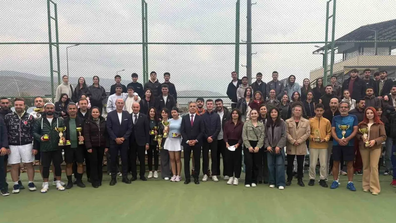 EBYÜ’de Cumhuriyet Bayramı tenis turnuvası düzenlendi