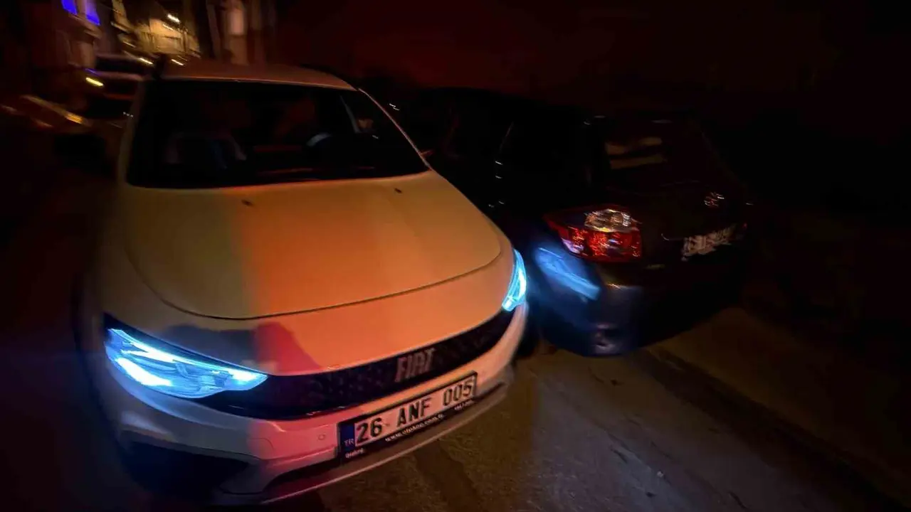 ’Dur’ ihtarına uymayıp polisin üzerine araç süren alkollü sürücü park halindeki araca çarptı