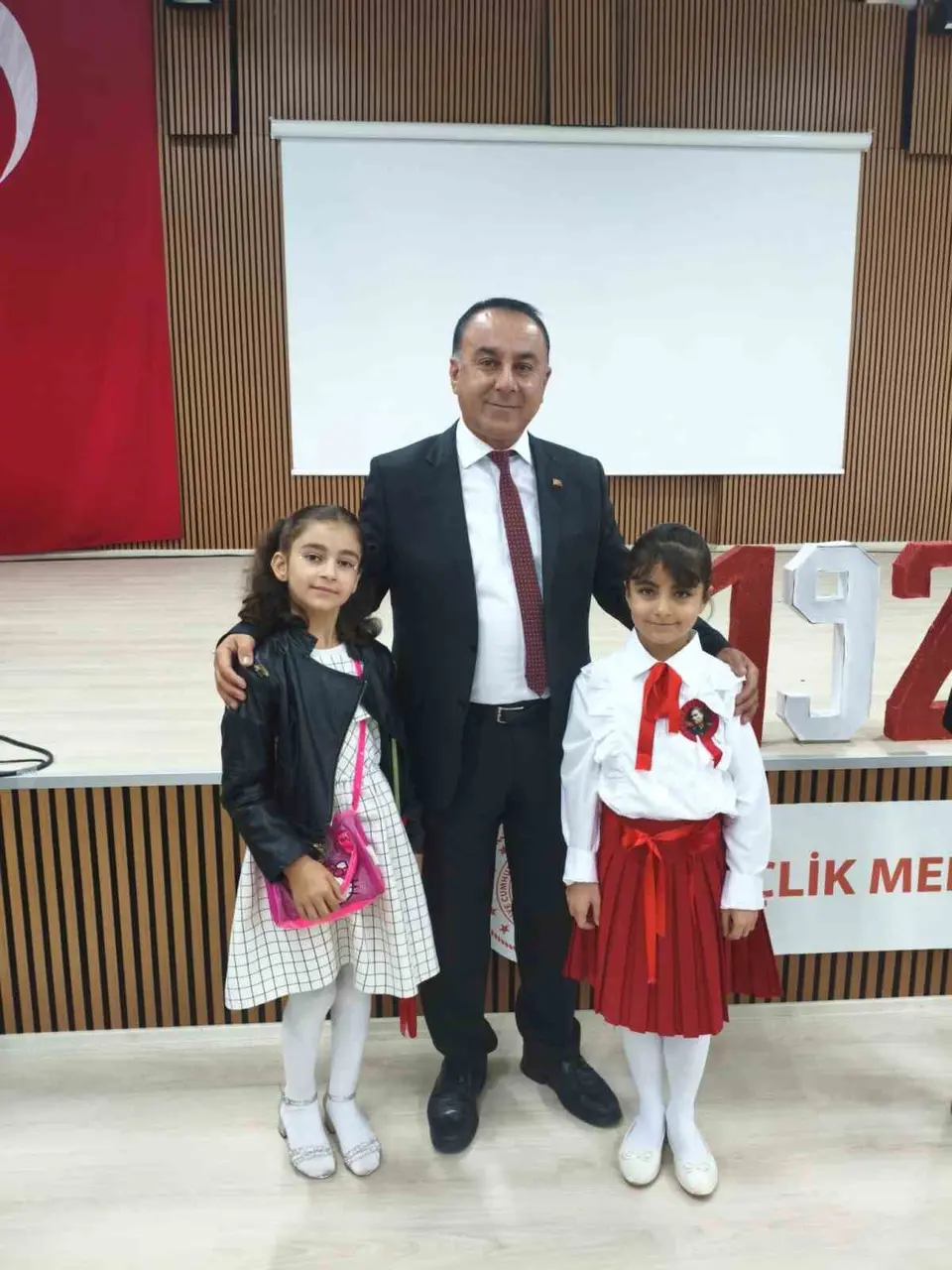 Eleşkirt’te 29 Ekim Cumhuriyet Bayramı coşkusu: Miniklerin gösterileri beğeni topladı