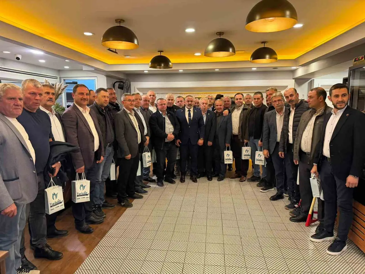 İş İnsanı Özdemir Muhtarlar Günü’nde Bandırmalı muhtarlarla buluştu