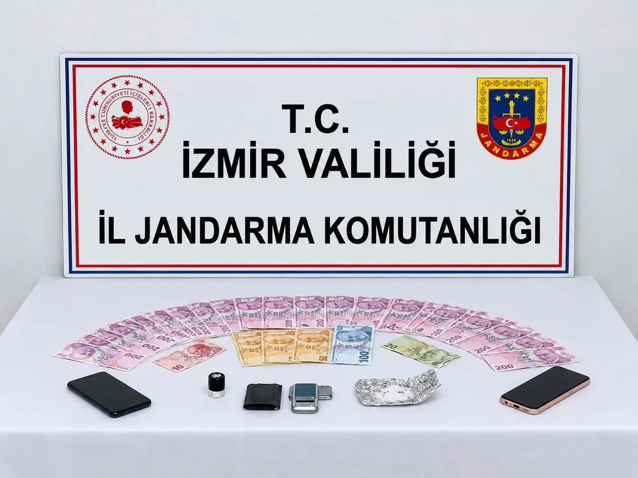 İzmir’de jandarmadan uyuşturucu ve silah operasyonu: 3 tutuklama