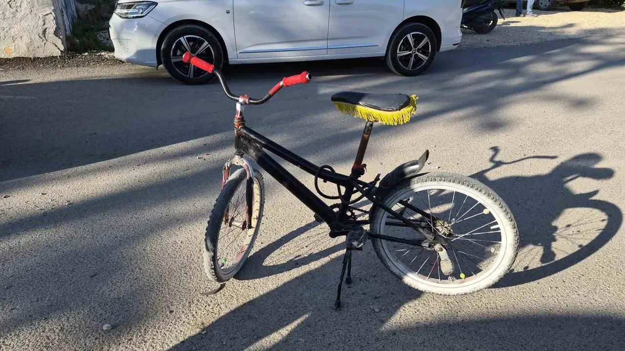Bisiklet otomobile çarptı: 1 yaralı