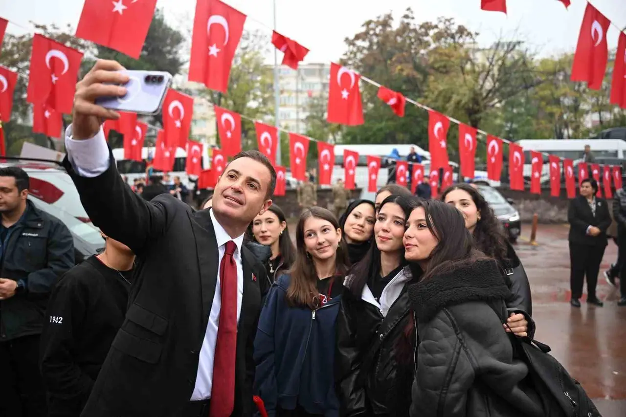 Başkan Ahmet  Akın: "Cumhuriyetimize sonsuza kadar sahip çıkacağız"