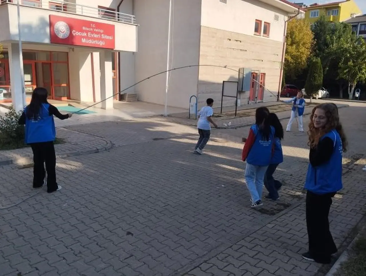 Gönüllü gençler çocuk evlerinde kalan çocuklarla buluştu