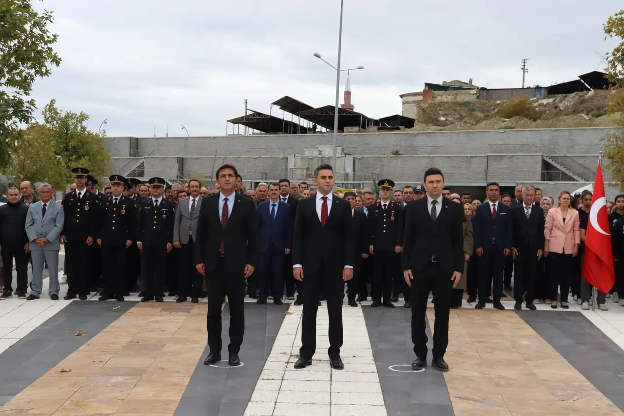 Selendi’de Cumhuriyet Bayramı coşkusu çelenk töreniyle başladı