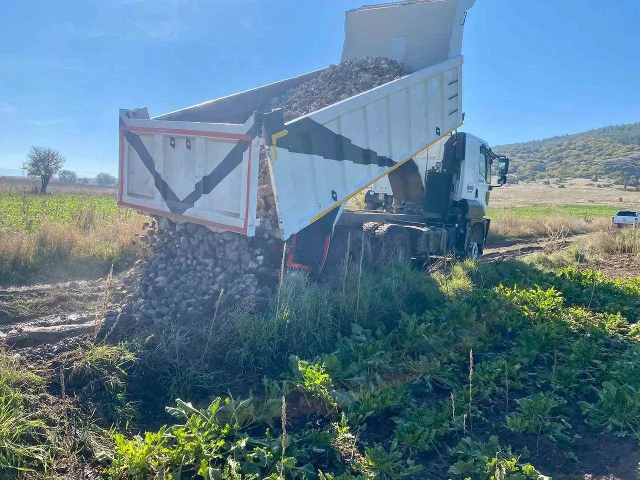 İnönü Belediyesi’nden çiftçilere hasat desteği