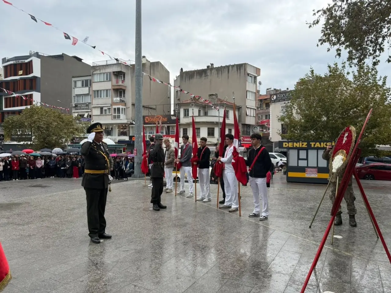 Burhaniye’de çelenk sunma töreni yapıldı