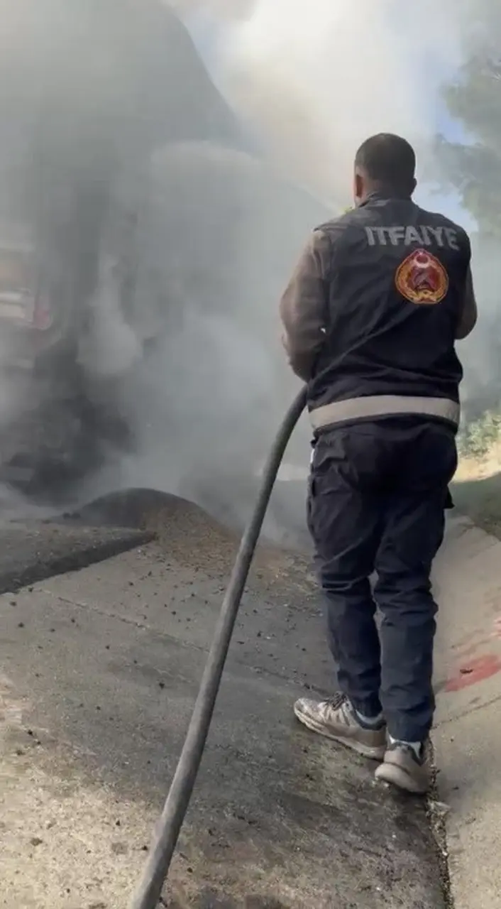 Osmaniye’de yem yüklü tır alev aldı, itfaiye ekipleri söndürdü