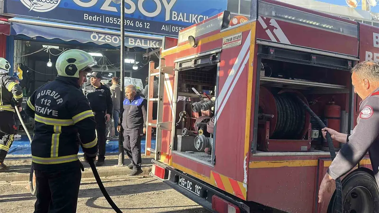 Balıkçının bacasında yangın çıktı, tezgahta satışlar durmadı