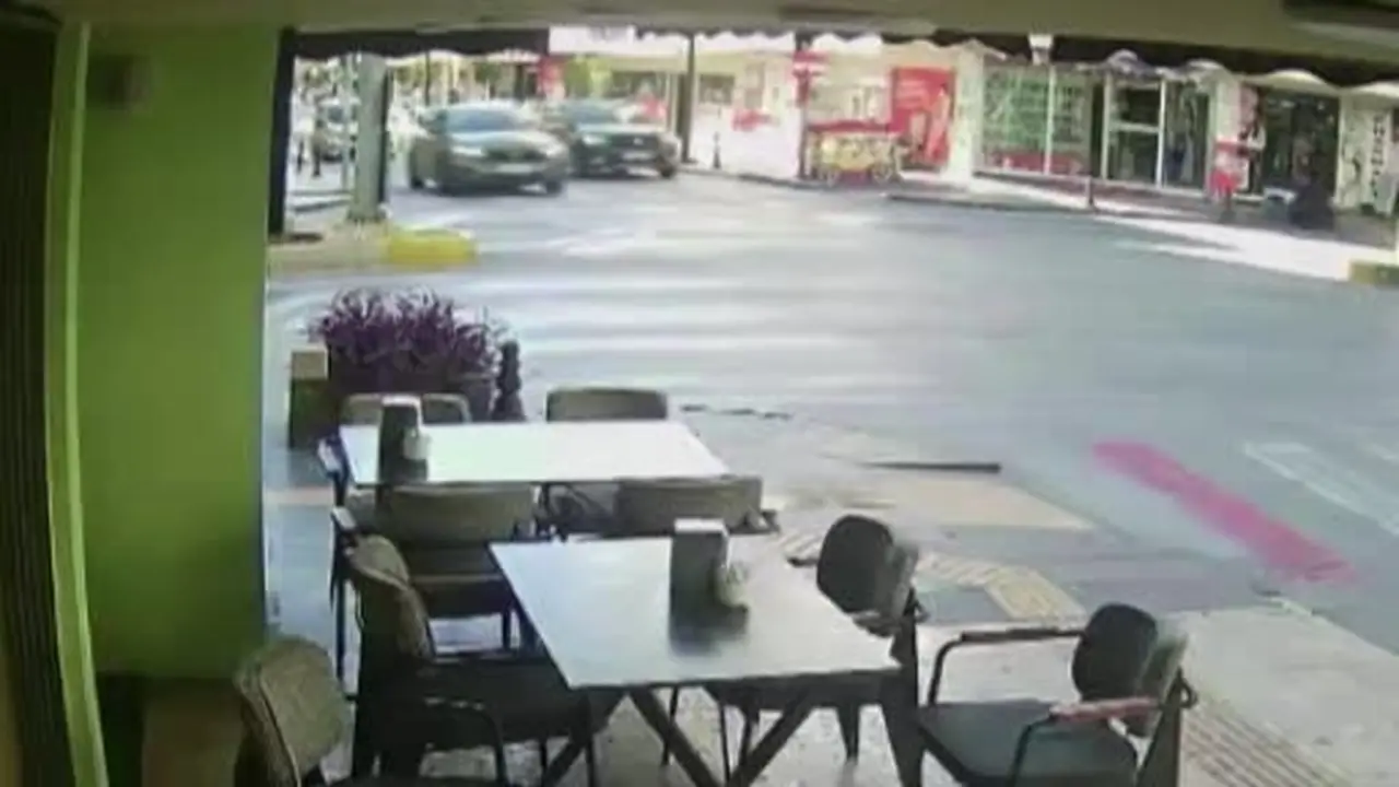 Kırmızı ışık ihlali yapan kamyonetin ortalığı savaş alanına çevirdiği kaza kamerada: 2 yaralı