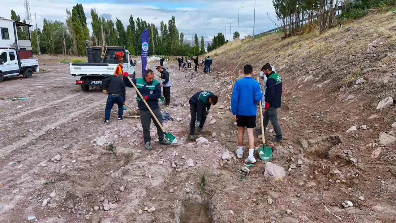 Kayseri Büyükşehir’den yeşil seferberlik: Bin 150 fidan toprakla buluştu