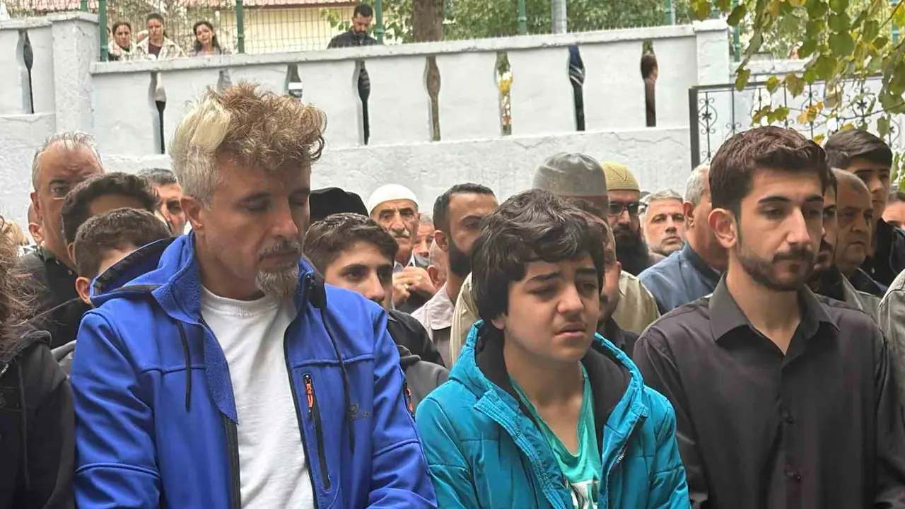 Anneye en zor veda: Tabutu başında gözyaşlarına boğuldu