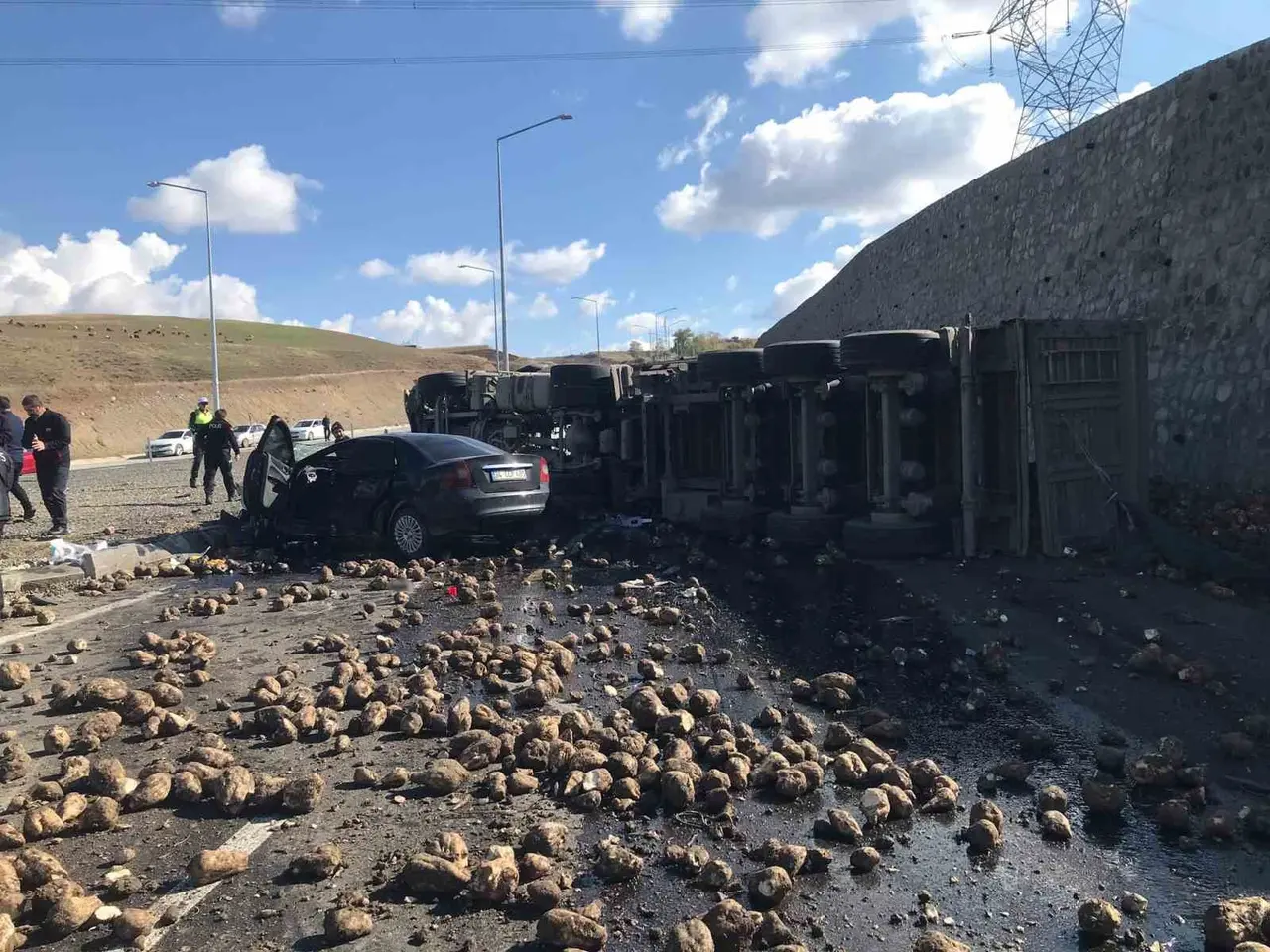 Ağrı’da tır ve otomobilin çarpıştı feci kazada 4 kişi öldü