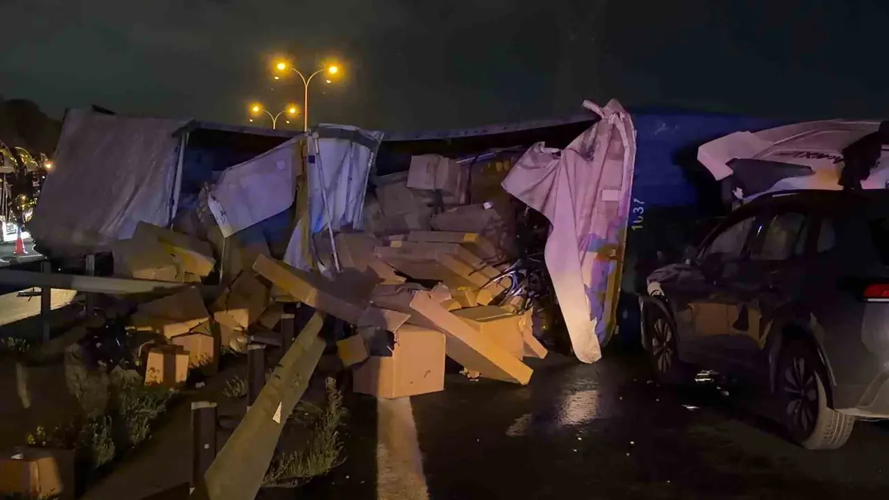 TEM’de feci ölüm: Kullandığı tırın altında kalan sürücü hayatını kaybetti, 2 yaralı