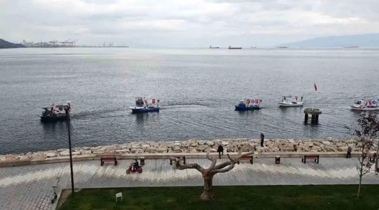 Gemlik’te tekne ve kayıklar Türk bayraklarıyla donatıldı