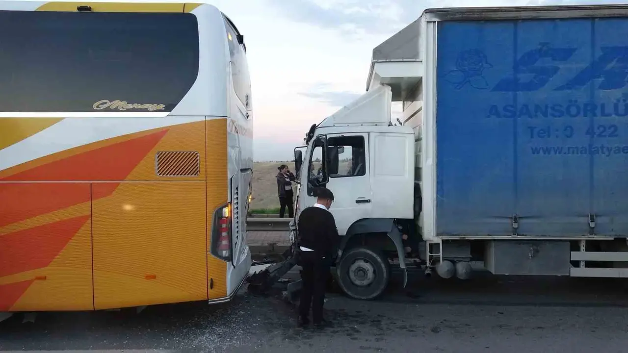 Malatya’da yolcu otobüsü ile kamyon çarpıştı, viyadükte trafik kilitlendi