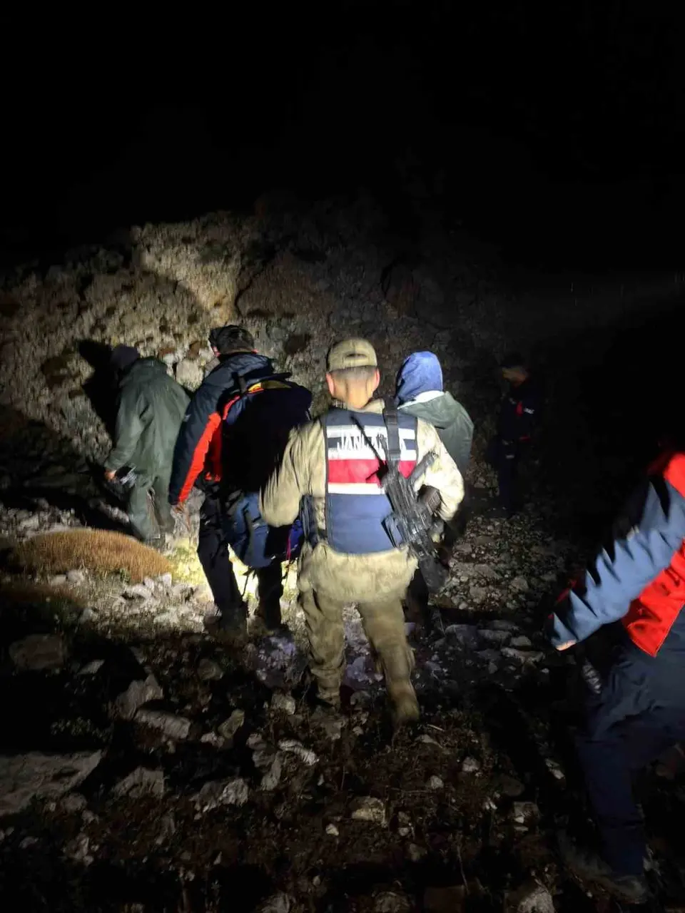 Sisli havada keçilerini ararken kaybolan 2 kişi kurtarıldı