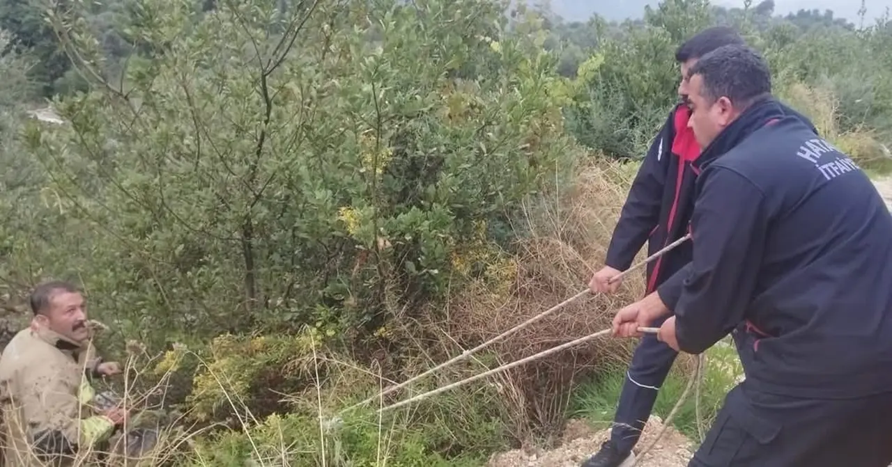 Defne’de kayalıklardan düşen vatandaş yaralandı
