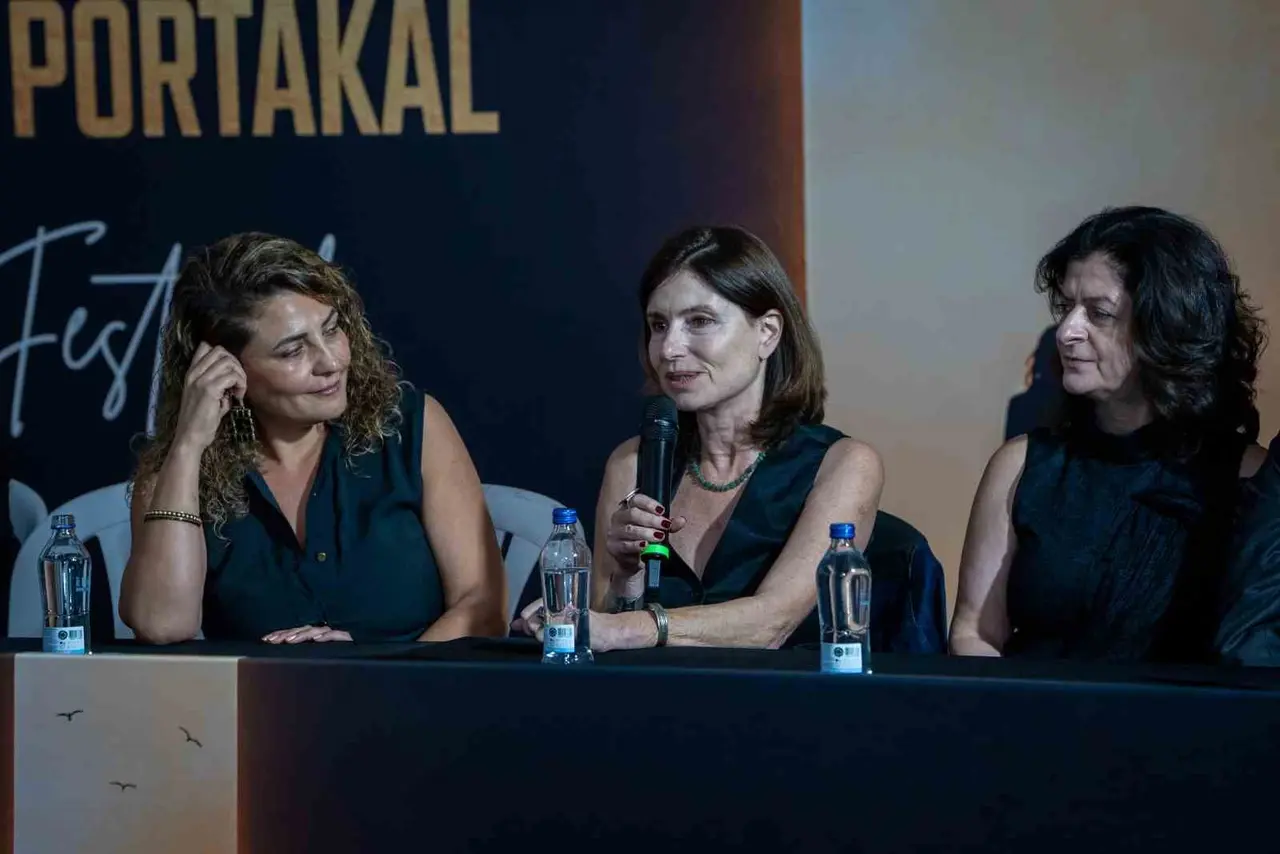 "Artakalan" filminin ilk gösterimi yapıldı, yönetmen ve oyuncular söyleşide seyirciyle buluştu
