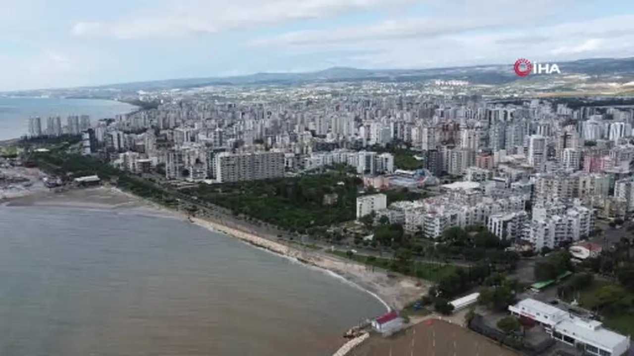 Erdemli ‘de şiddetli yağış yol ve bahçeleri göle çevirdi, vatandaşları mağdur etti