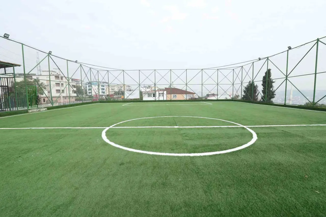 Diliskelesi’nde park ve halı saha yenileme çalışmaları sürüyor